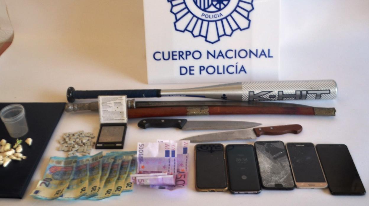 Los agentes encontraron en el interior diversos teléfonos móviles, papelinas y dinero en efectivo, entre otros.