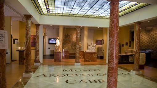 Vistas de una de las salas del Museo Arqueológico de Cabra