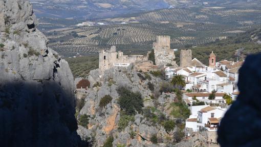 Panorámica de Zuheros con el castillo al fondo