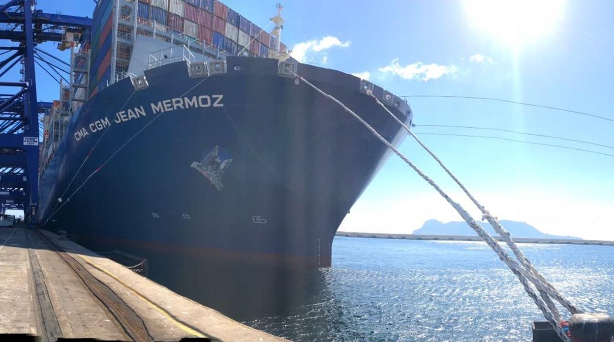 Imagen de un buque portacontendores en el puerto de Algeciras.