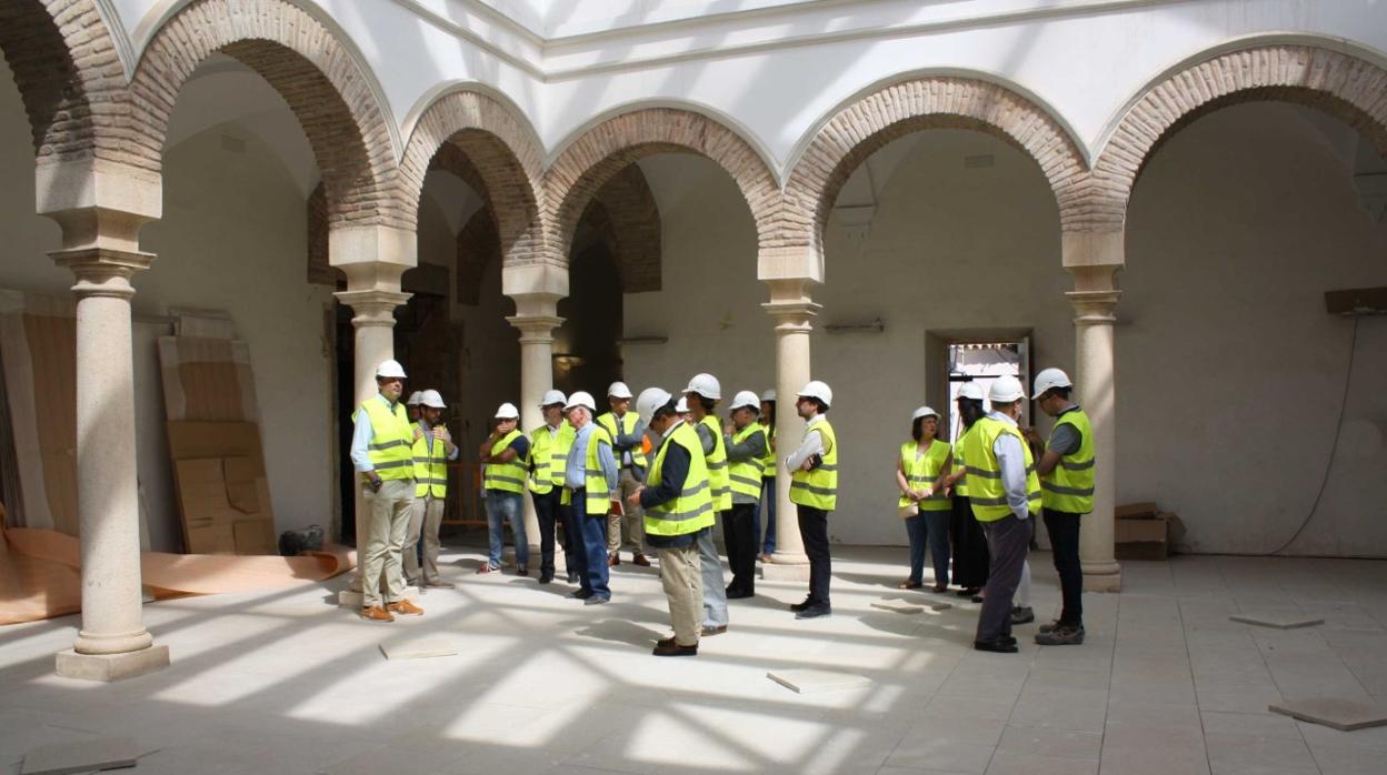 Visita de los interesados en la licitación, ayer en el interior del Palacio de Congresos