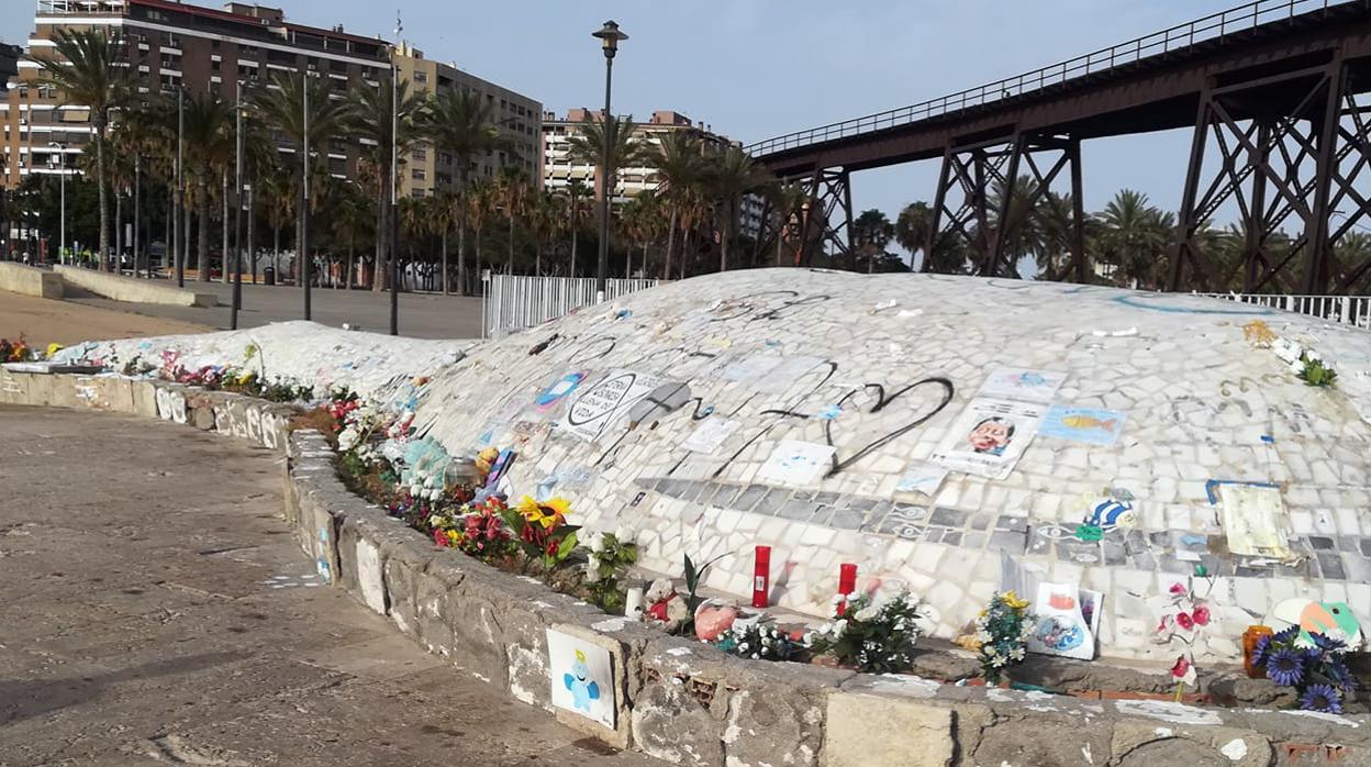 Monumento de «La Ballena», dónde de forma espontánea se rinde homenaje a Gabriel Cruz en Almería.