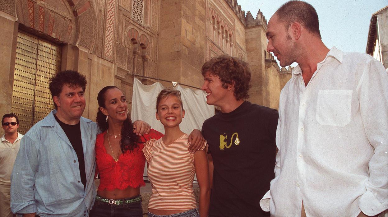 Almodóvar junto a los protagonistas de «Hable con ella» en 2001 junto a la Mezquita-Catedral