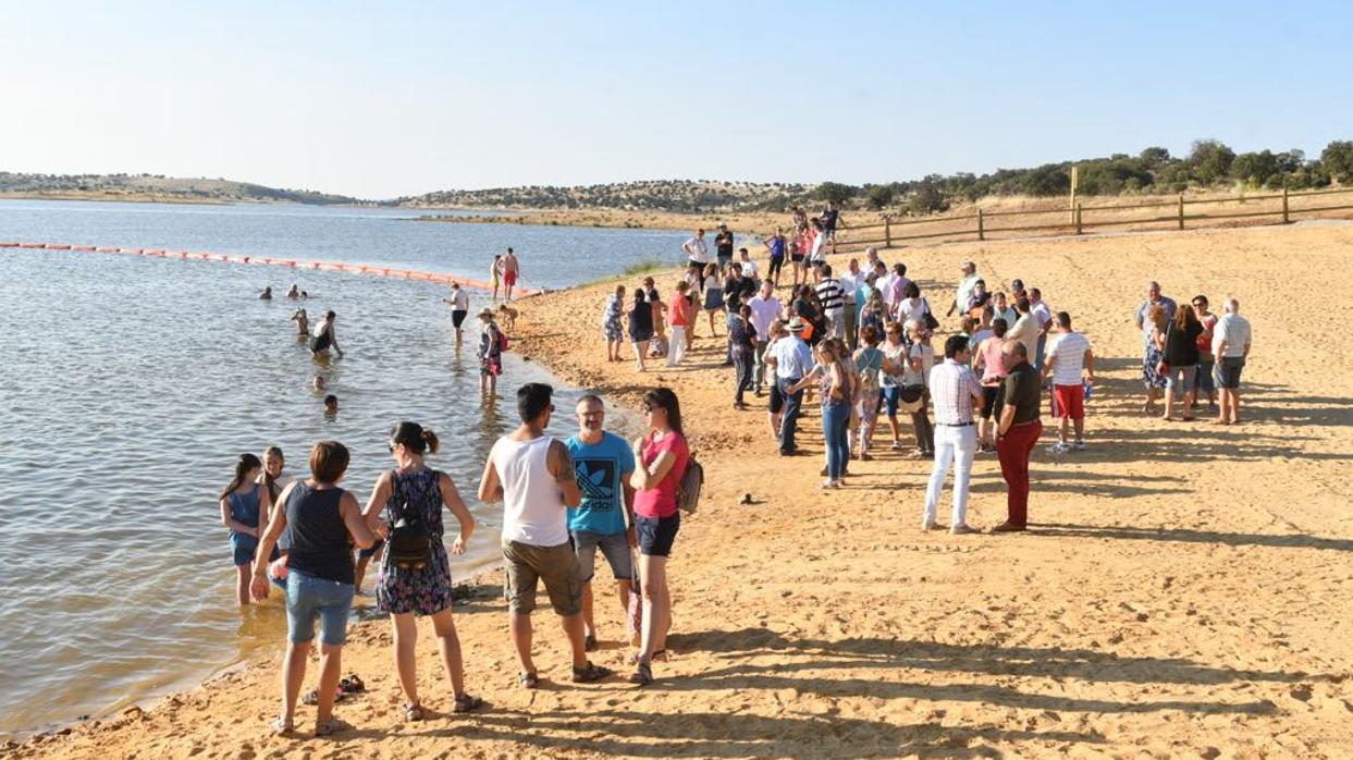 Primeros bañistas, ayer, en la playa artificial de La Colada