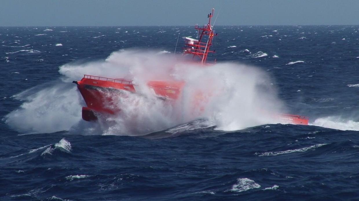 Imagen de una de las embarcaciones de Salvamento Marítimo en el Estrecho de Gibraltar.