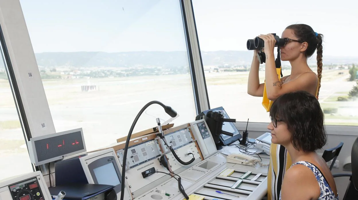 Dos controladoras aéreas del Aeropuerto de Córdoba, el viernes en la torre de control