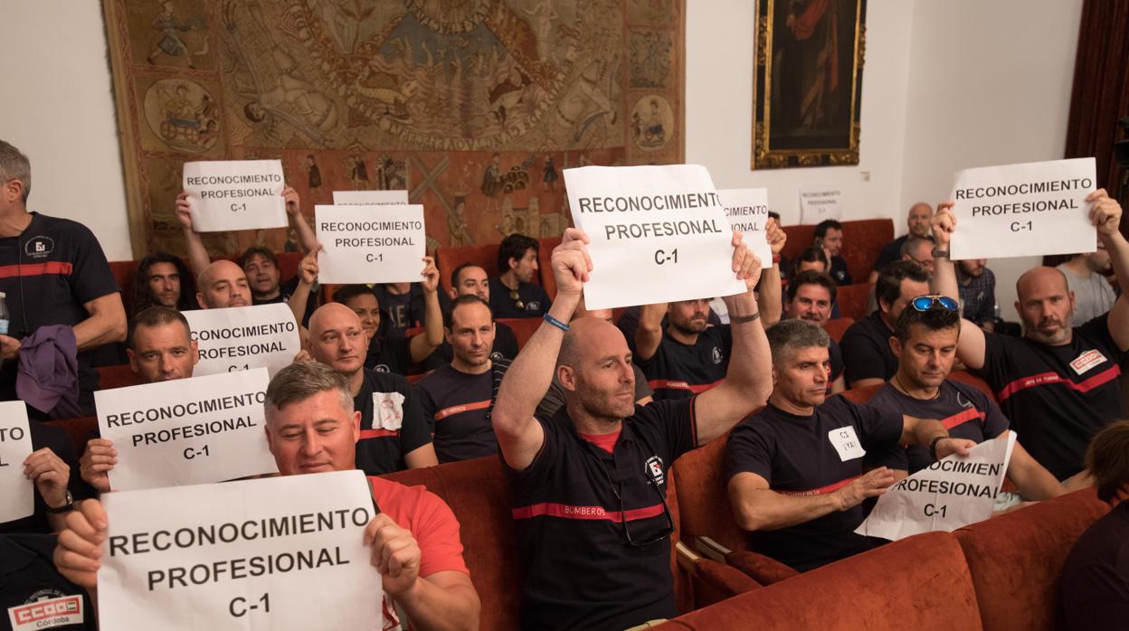 Protesta de los bomberos de Córdoba durante un pleno del Ayunamiento