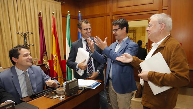 El portavoz municipal de Cs, Dorado, de pie con gafas y corbata, sonríe ante Bellido, García y Aumente