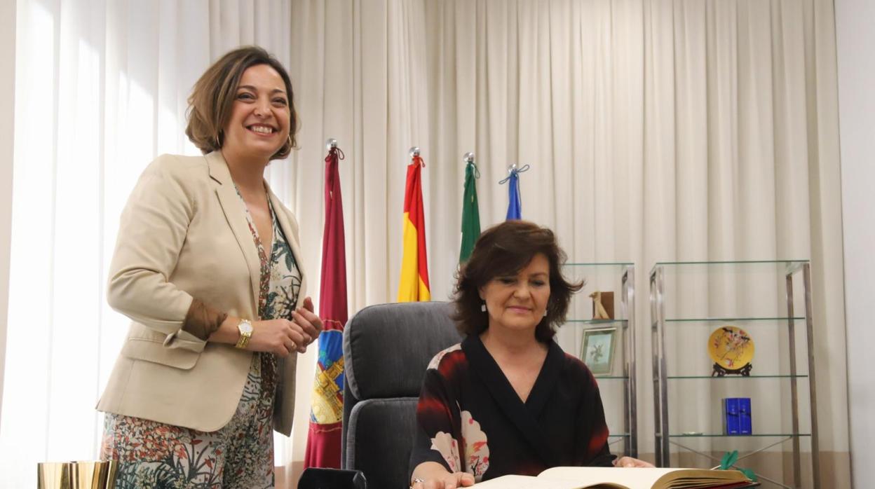 Carmen Calvo junto a Isabel Ambrosio, en la mañana de este lunes en el Ayuntamiento