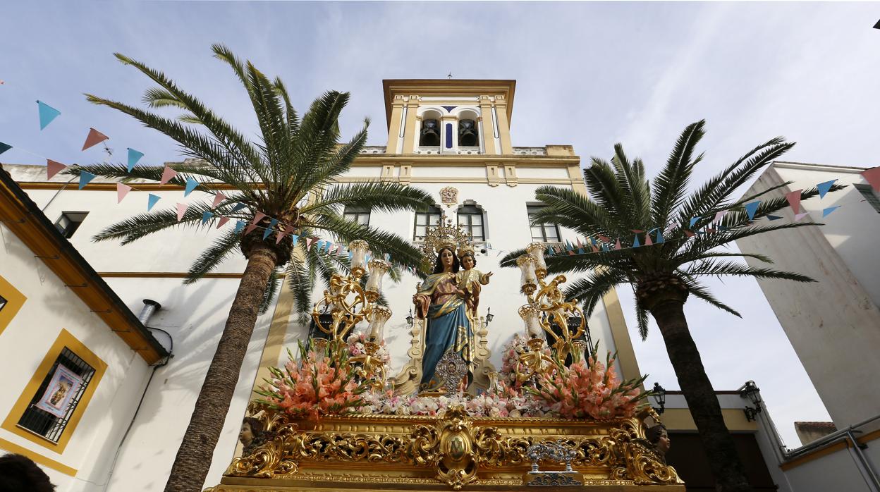 María Auxiliadora, ante la puerta del santuario que lleva su nombre en Córdoba
