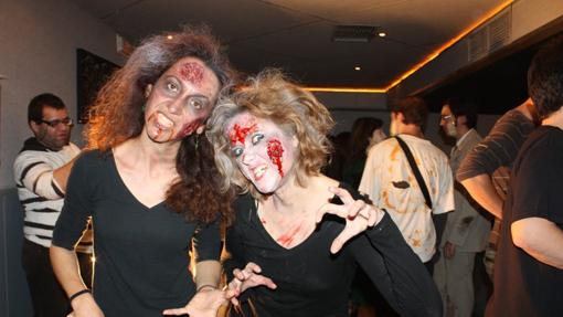 Dos mujeres caracterizadas como zombies