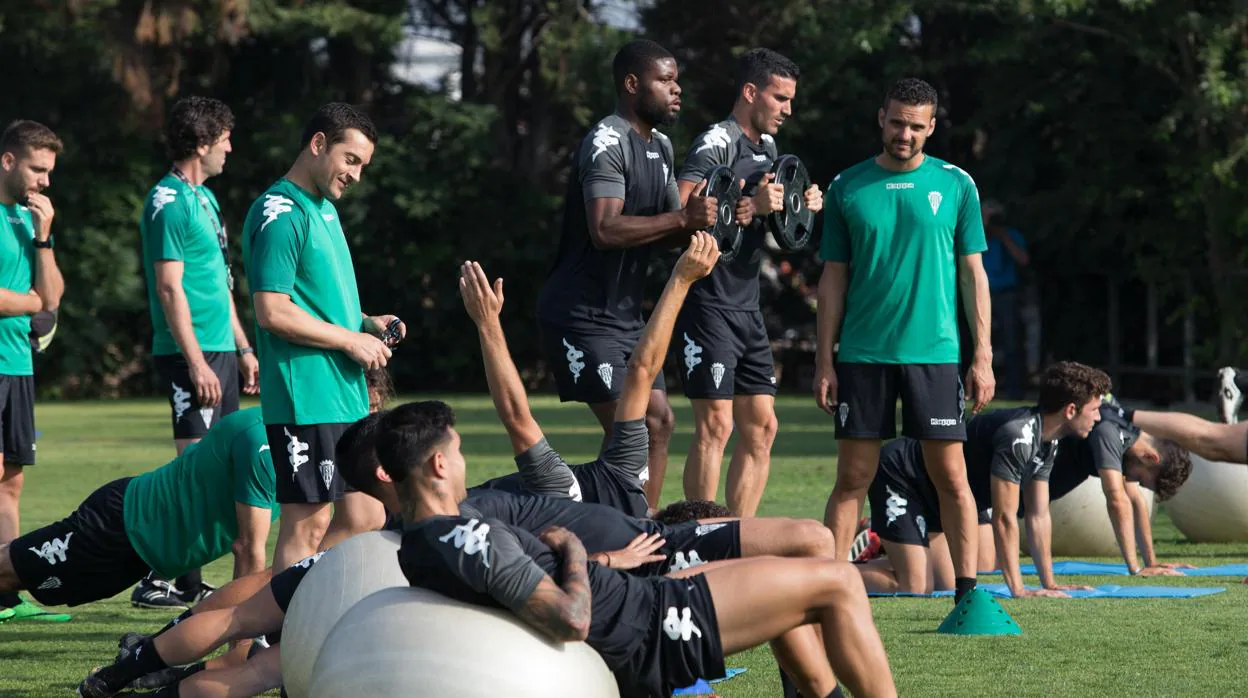 Los jugadores del Córdoba durante una sesión de entrenamiento
