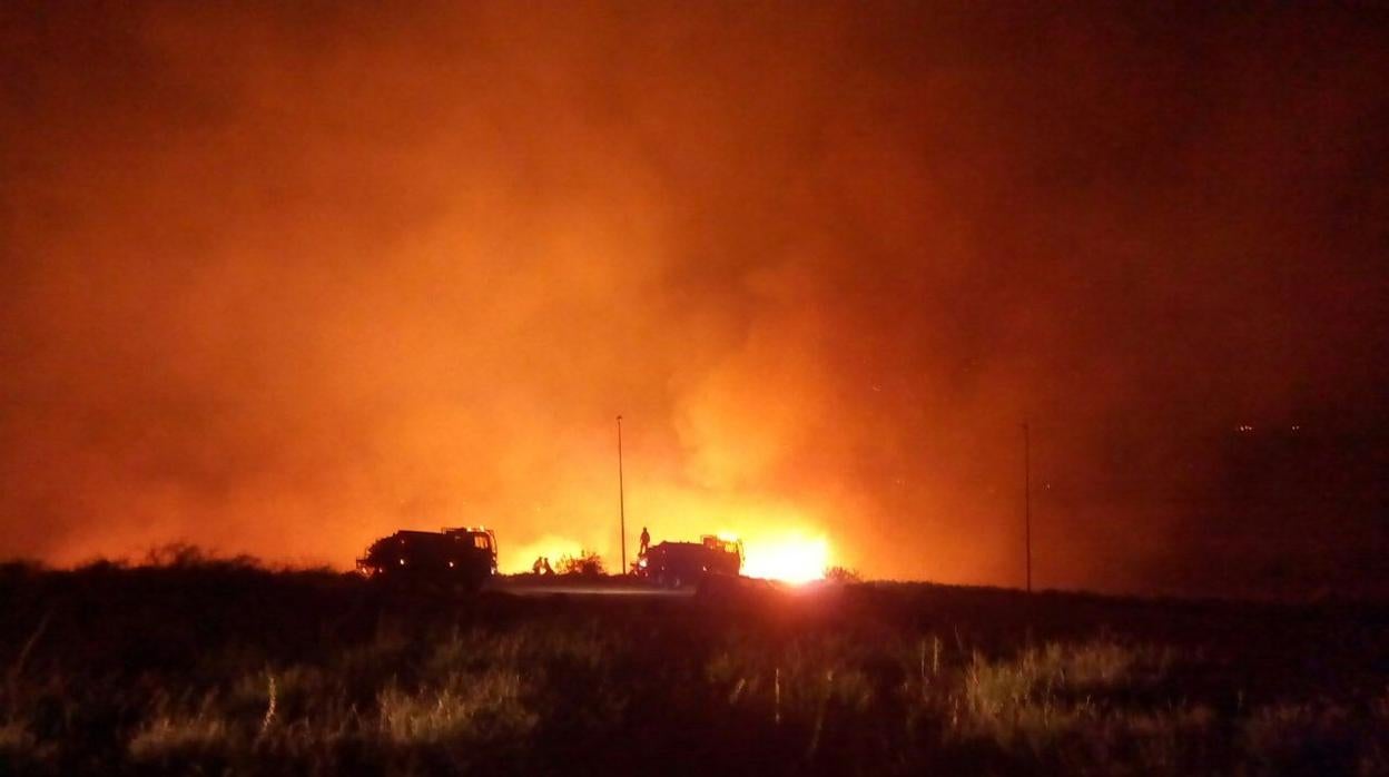 Imagen del incendio de Casares de los bomberos forestales