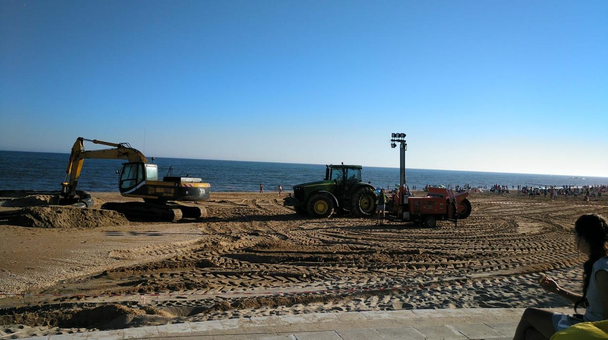 Labores de reposición de arena en la playa de La Antilla