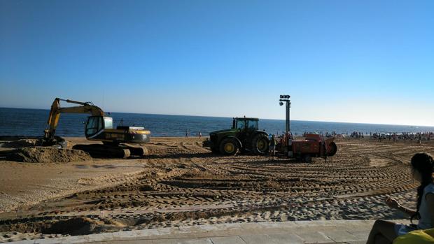 Lepe planta batalla al Gobierno central y a la Junta en defensa de sus playas