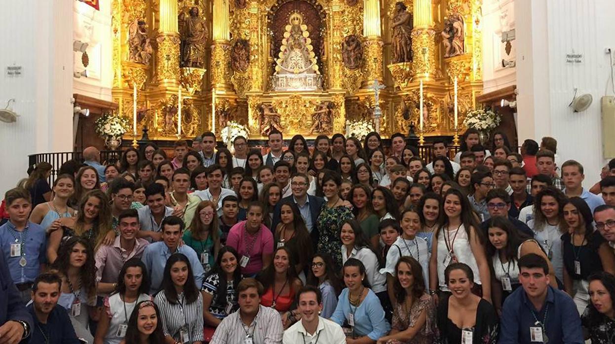 Un grupo de jóvenes rocieros ante la Blanca Paloma en anteriores ediciones del encuentro