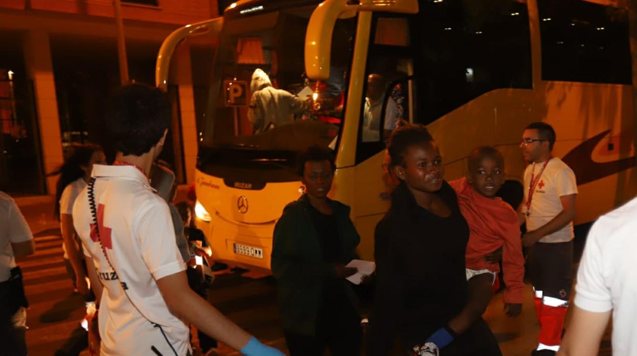 Voluntarios de Cruz Roja reciben a los primeros inmigrantes en las puertas del pabellón Vista Alegre