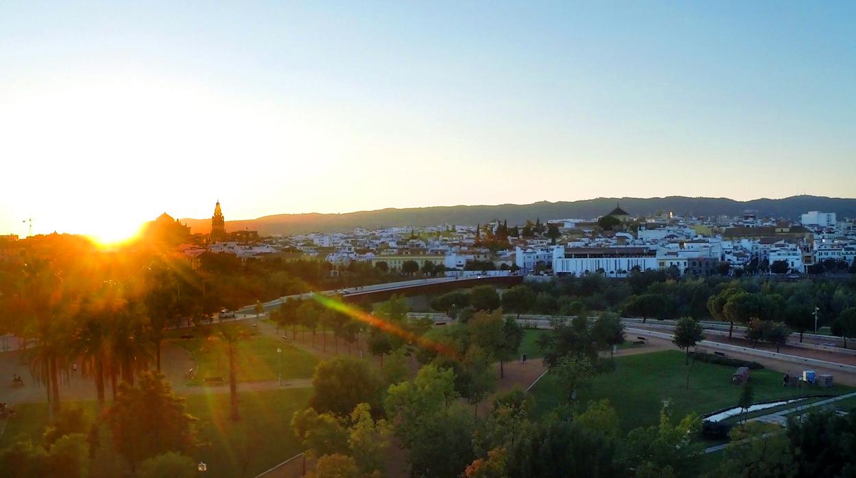 Vista general del Parque de Miraflores, con el puente y la Mezquita-Catedral de Córdoba al fondo