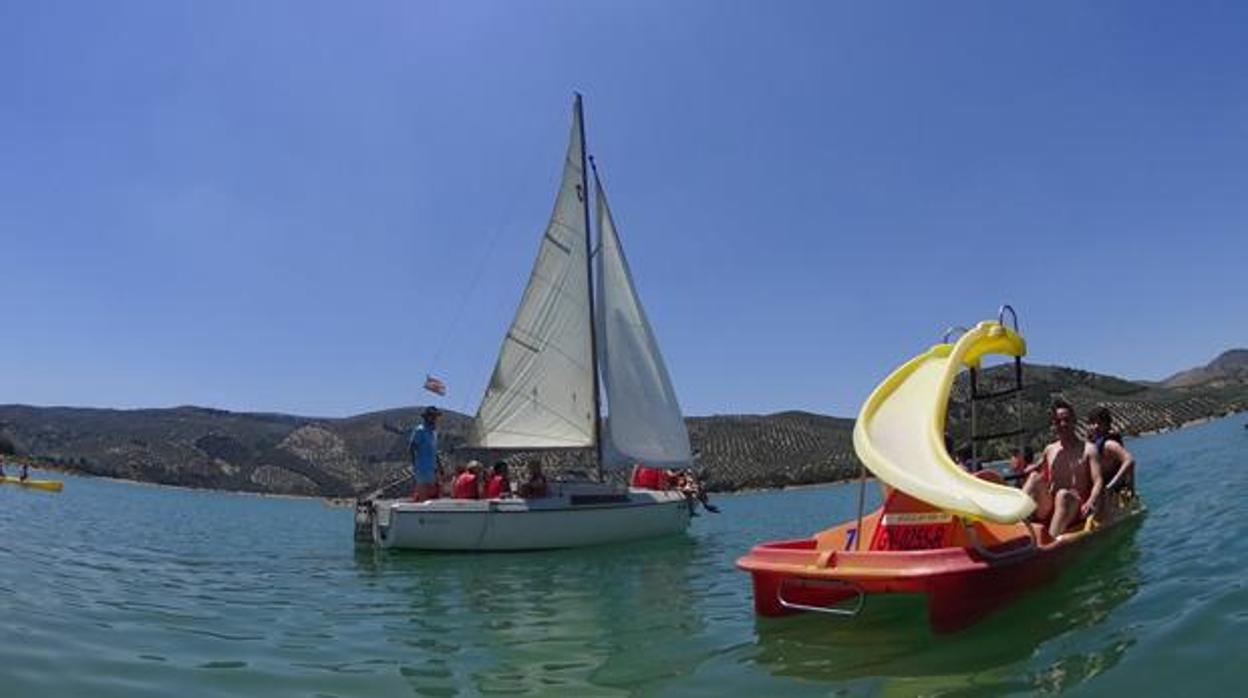 Embarcaciones de recreo en el pantano de Iznájar