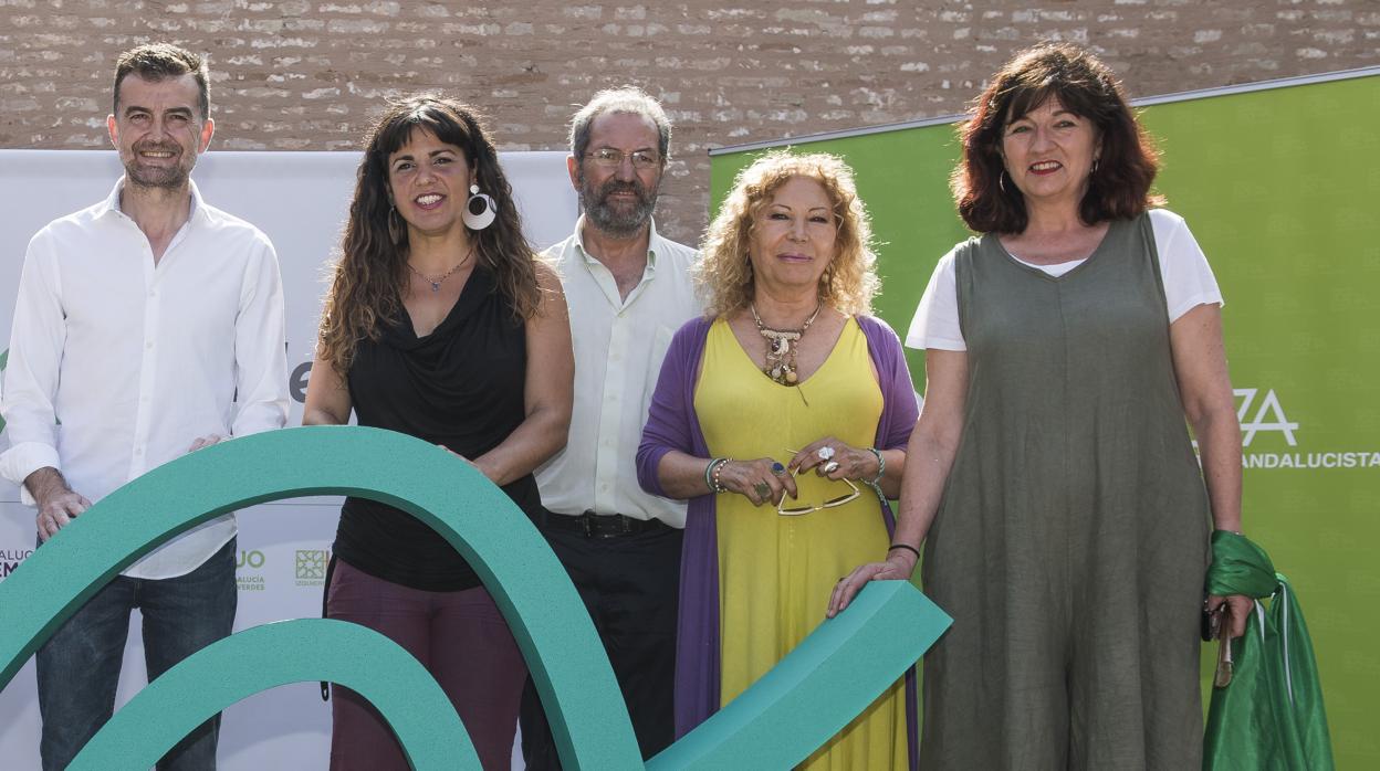 La coordinadora general de Podemos presentando el logo junto a los demás miembros