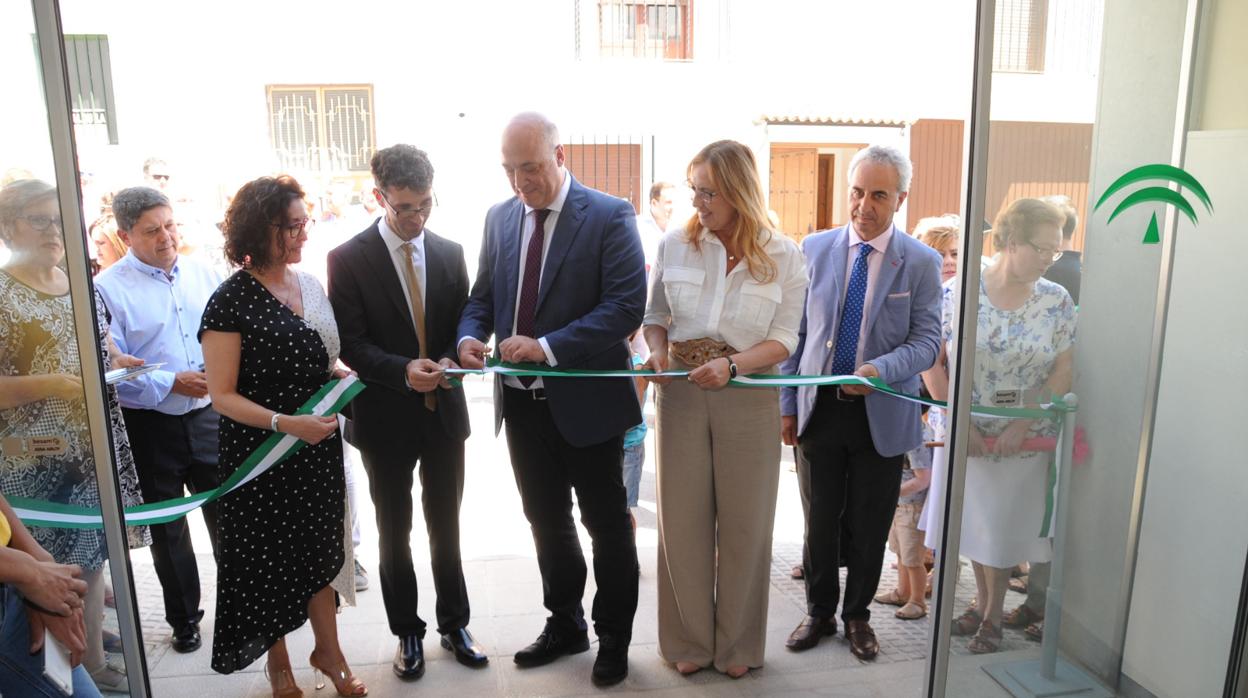 Autoridades políticas en la inauguración del nuevo consultorio de Almedinilla.