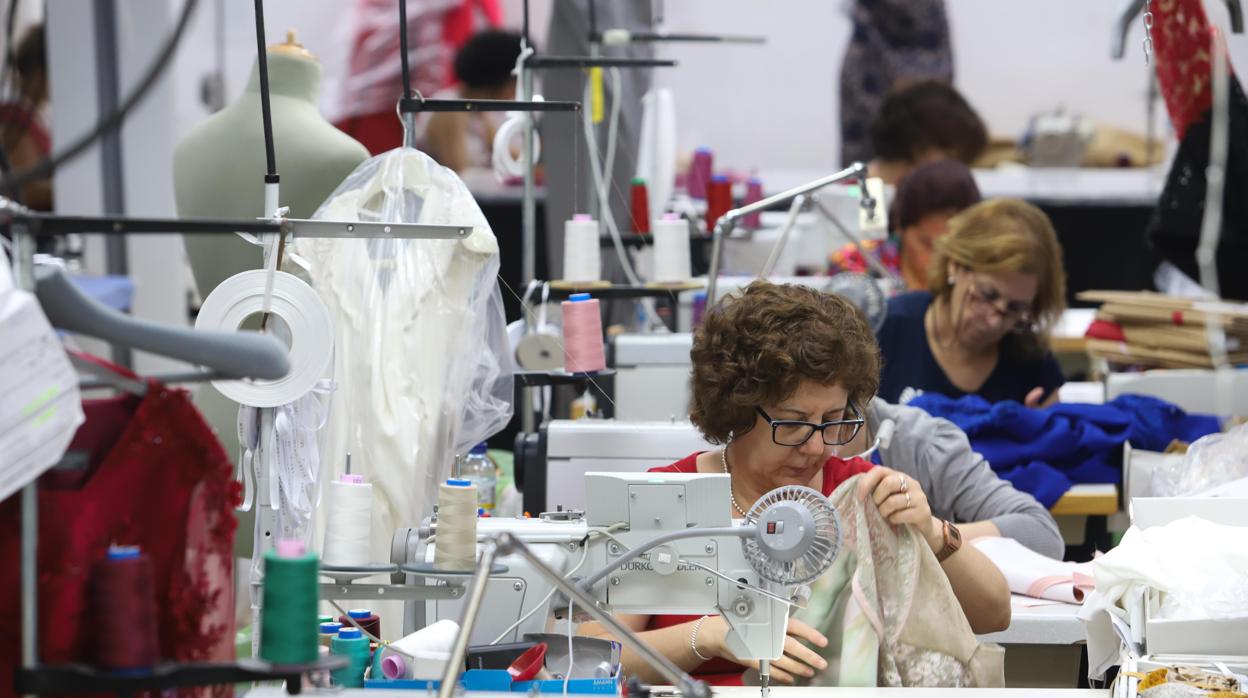 Trabajadoras en un taller de confección de trajes de novios en Fuente Palmera