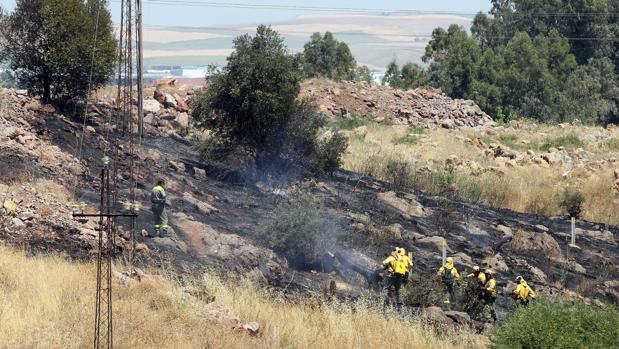 El Infoca controla un incendio en los alrededores del Club Mirabueno de Córdoba