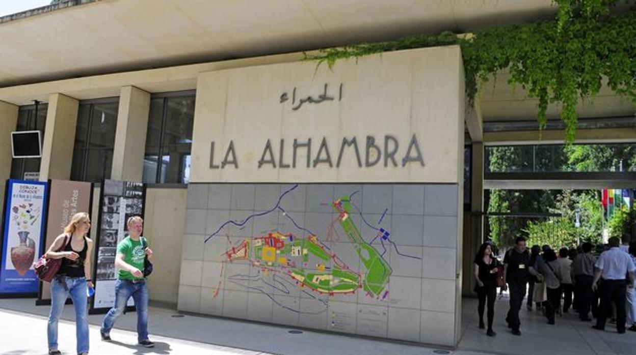 mitad de puestos de la Alhambra están sin cubrir en plena temporada alta