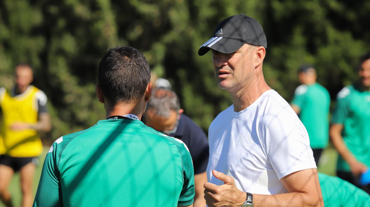 Berges conversa con Francisco a la conclusión del entrenamiento