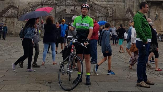 El padre de una alumna de Las Francesas en Córdoba llega a Santiago en bici y logra fondos para un monitor