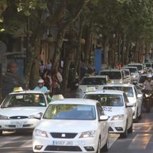 Unos 200 taxistas protestan en Córdoba con una marcha lenta por las licencias VTC