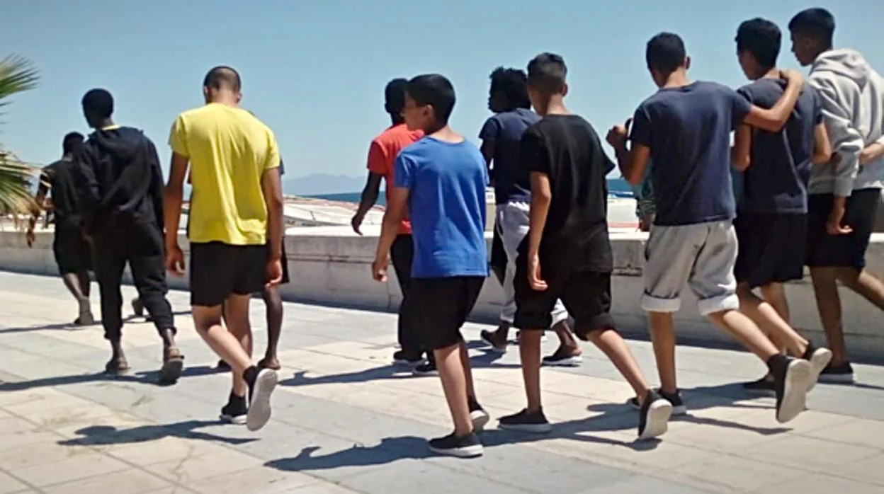 Un grupo de menores inmigrantes pasea por La Línea de la Concepción, en Cádiz.
