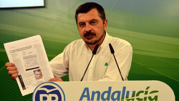 El consejero de Empleo gastó 20.000 euros con una tarjeta personal cuando era alcalde de Benalmádena