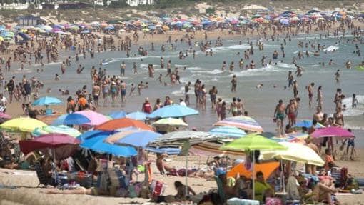 La playa semiurbana de La Barrosa, en Chiclana de la Frontera cuenta con 4.000 metros de longitud