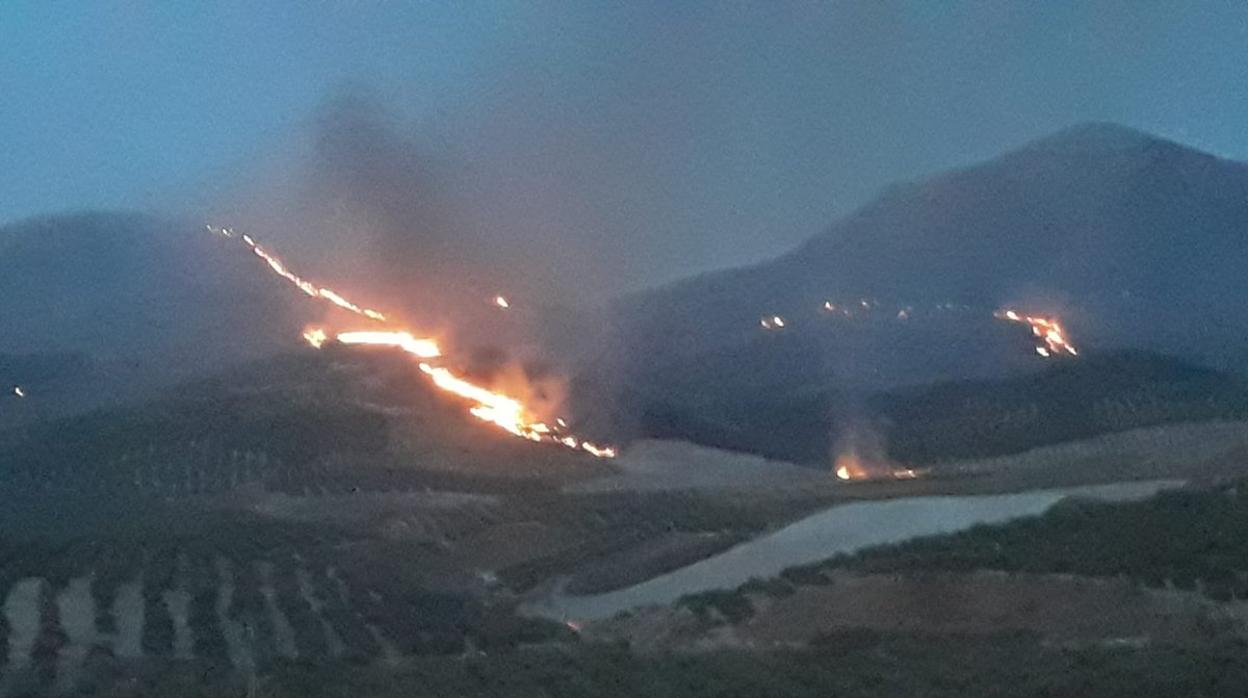Las llamas se abren paso en el paraje afectado por el incendio en la localidad jiennense de Jódar