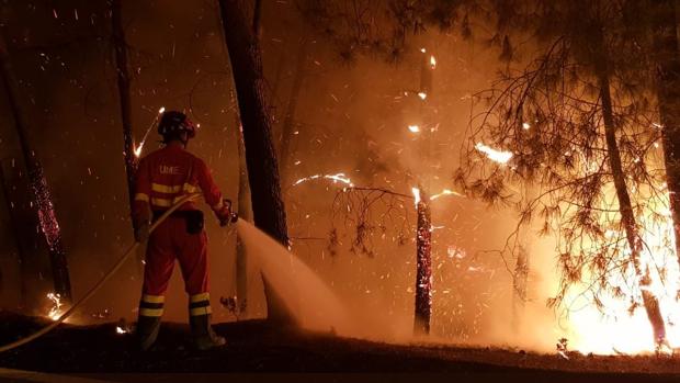 Continúan los trabajos de extinción del incendio de Nerva, ahora con medios aéreos