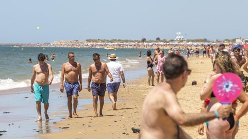 Sus 40 metros de arena se extienden a lo largo de cinco kilómetros y medio por la costa de Huelva