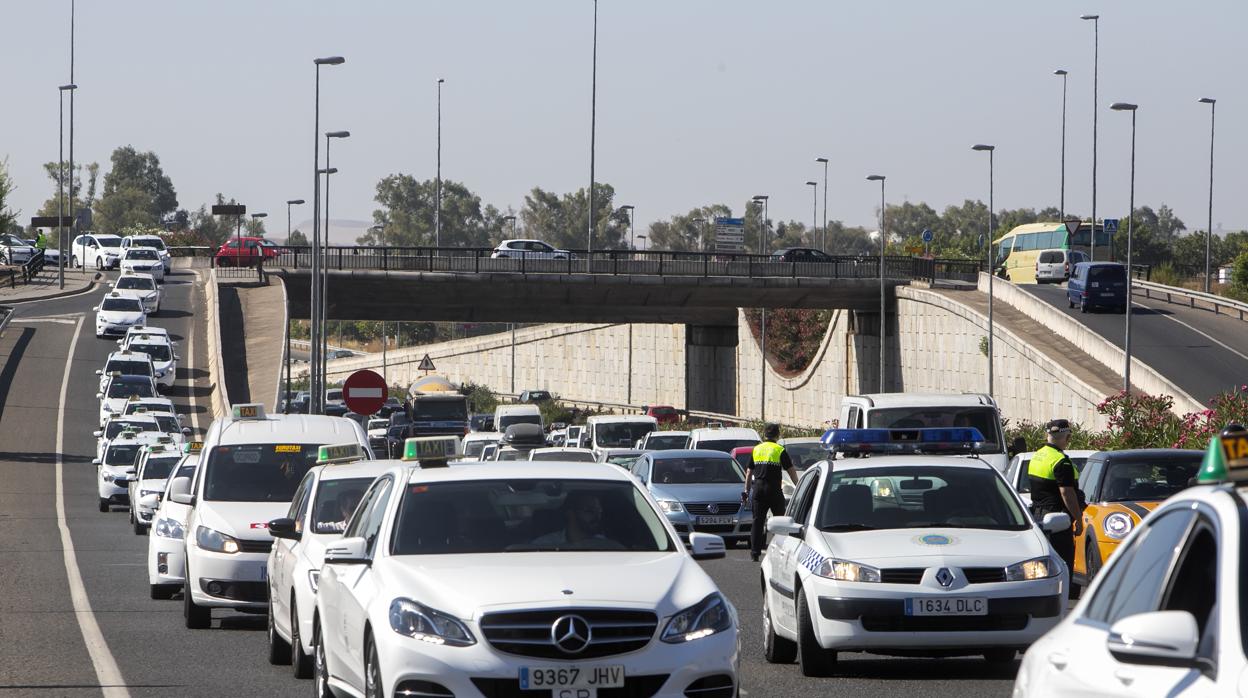 Marcha lenta de taxistas de Córdoba el pasado lunes en la Ronda Oeste