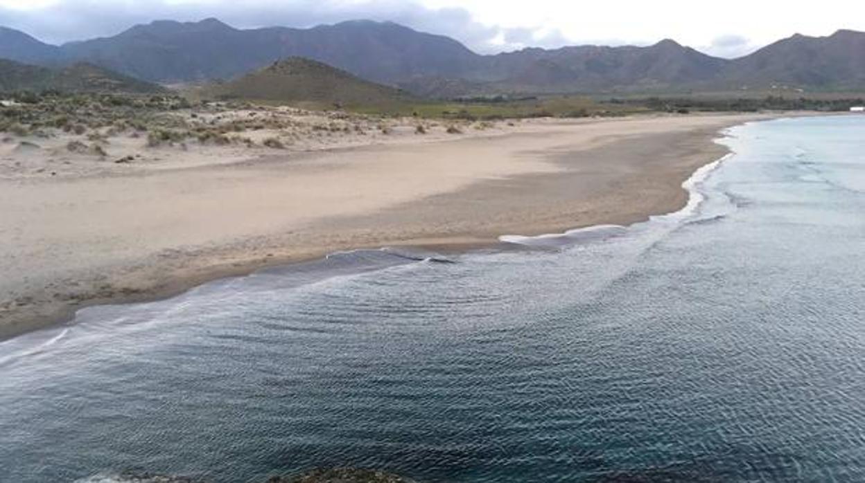 Playa almeriense de los Genoveses, donde ha aparecido el cuerpo de la víctima