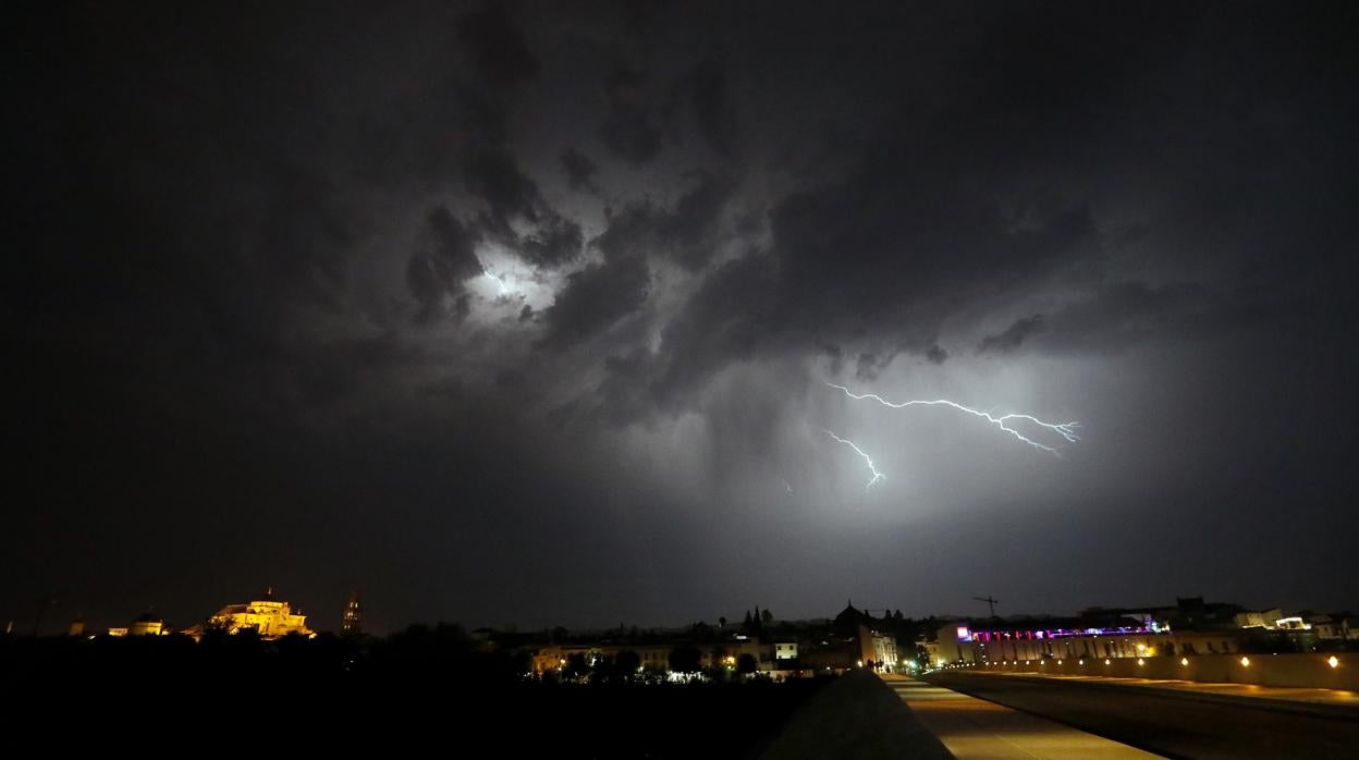 Uno de los rayos que cayó anoche sobre la capital cordobesa