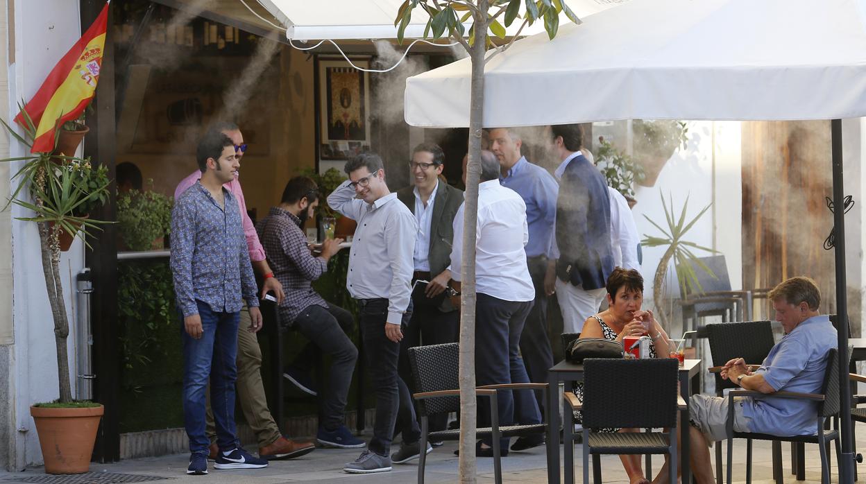 Pedro García en una terraza de Córdoba