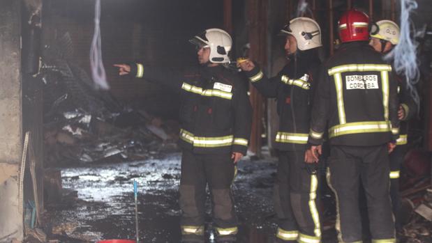 Un incendio en una vivienda de Córdoba obliga a deslojar un bloque entero en Fátima