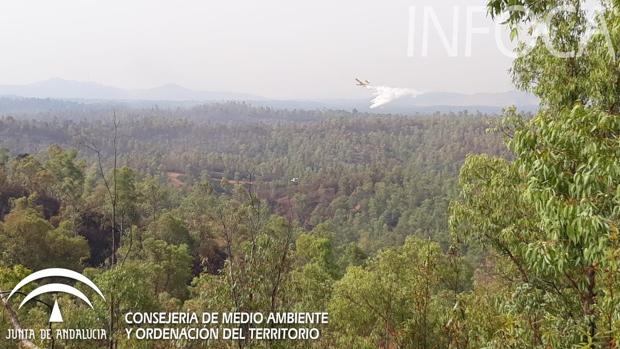 El Plan Infoca retira los medios áreos del incendio de Almonaster