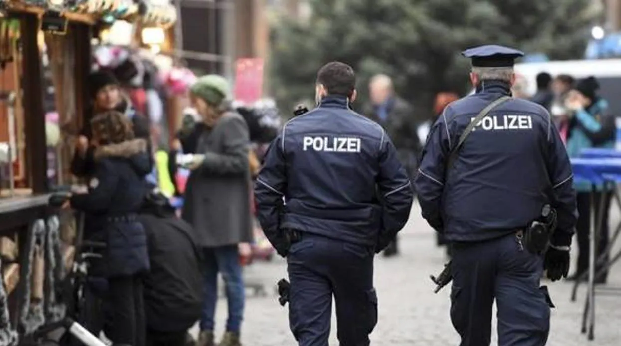 La policía alemana pasea por un mercado navideño.
