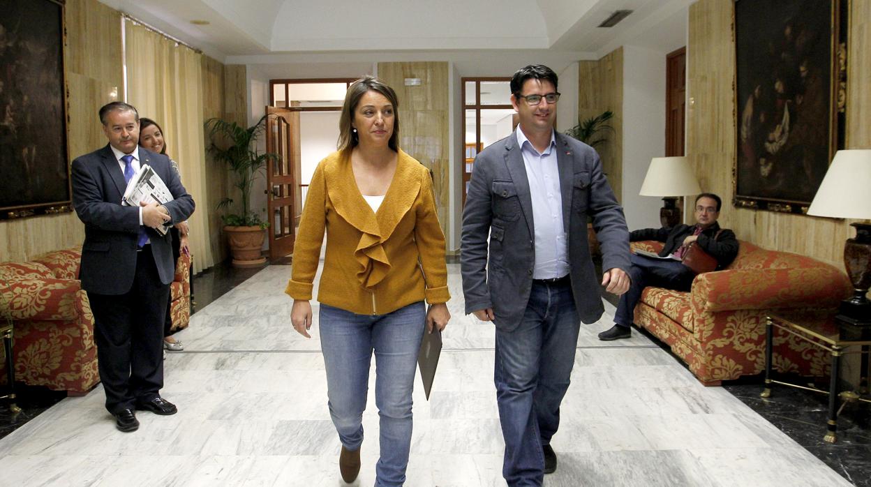 Isabel Ambrosio (PSOE) y Pedro García (IU) en el Ayuntamiento