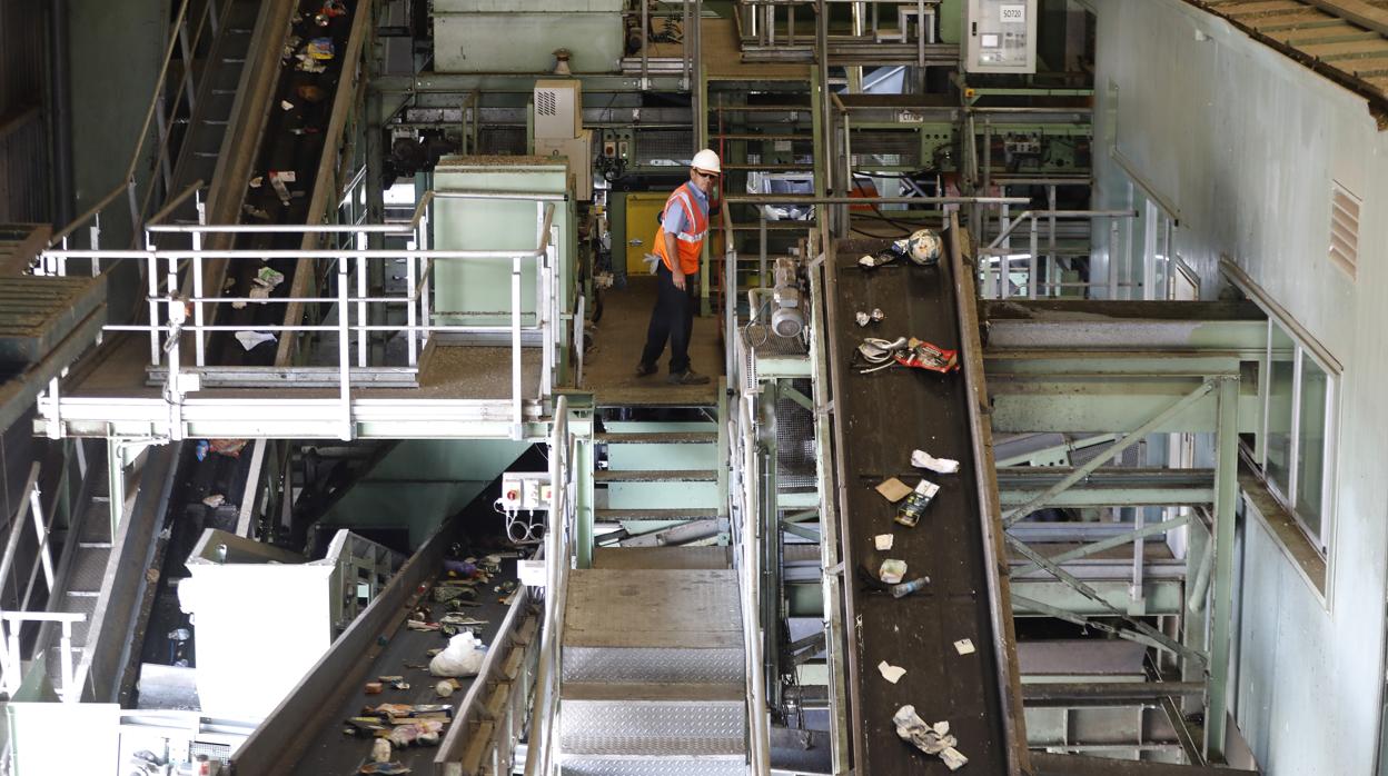 Un operario de Sadeco controla parte de la cadena de reciclaje de residuos