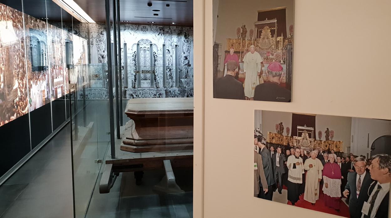 Fotografías de San Juan Pablo II expuestas en el Museo - Tesoro de la Matriz