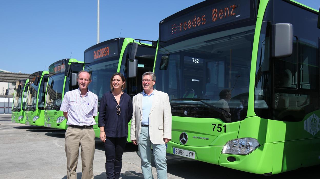 Andrés Pino, Isabel Ambrosio y Juan Antonio Cebrián, en la presentación de nuevos autobuses de Aucorsa