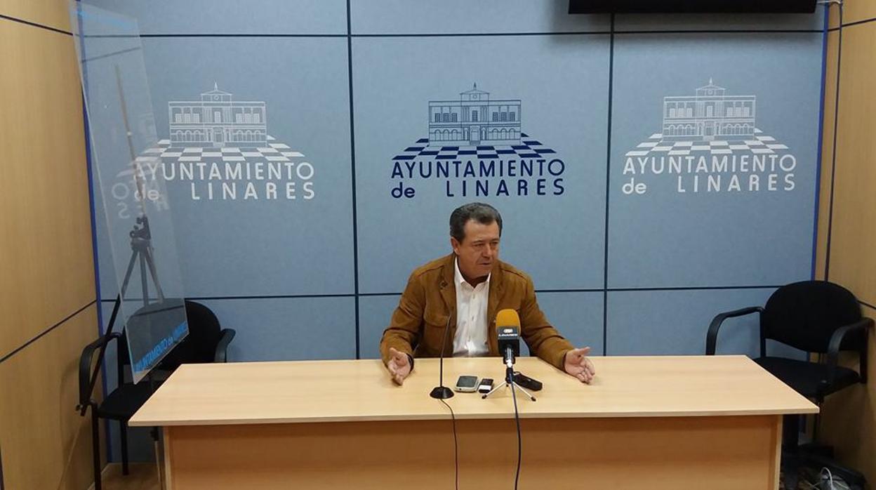 El alcalde de Linares, Juan Fernández, durante nna rueda de prensa