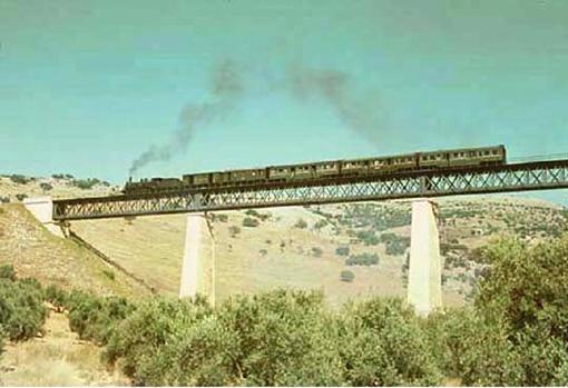 Un tren a vapor sobre el Puente de la Sima